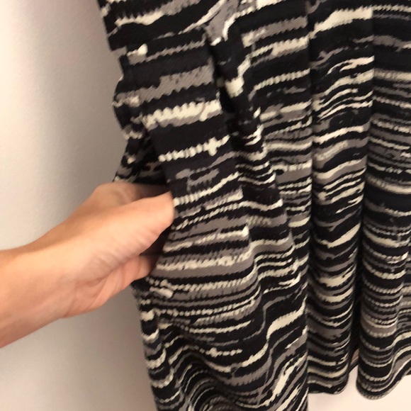 LulaRoe Amelia in Medium, black grey and white - Picture 4 of 4